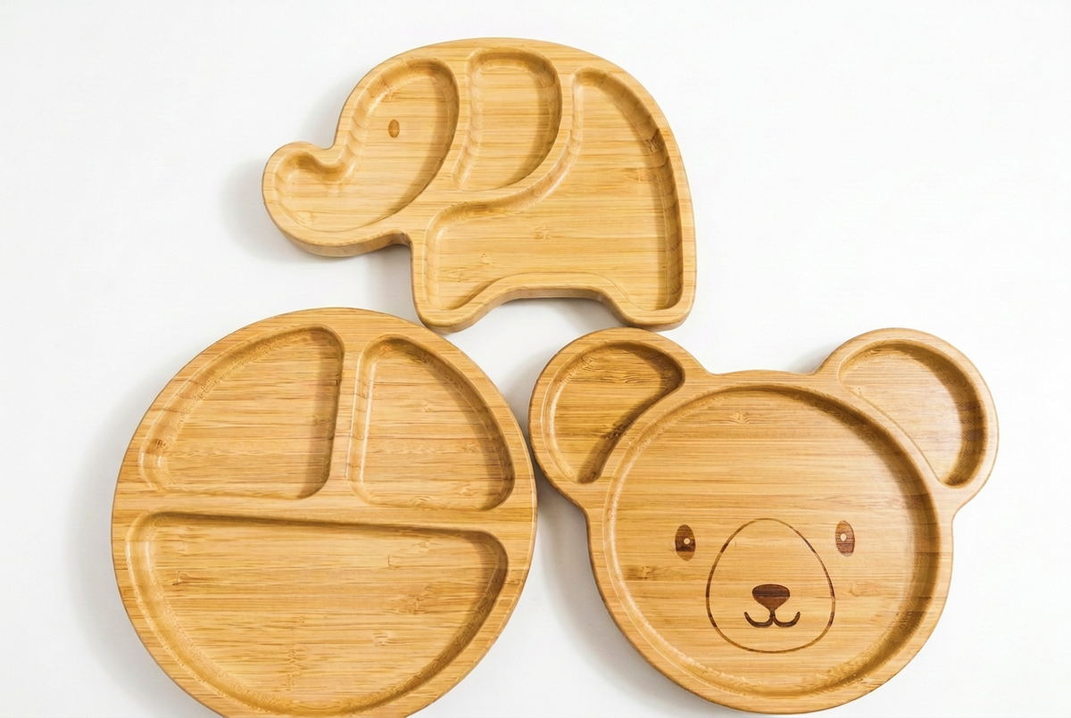 Plate set with targeted glare correction on the bear plate